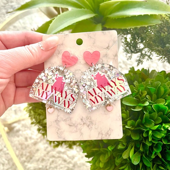 Queen Of Hearts Acrylic Earrings - Picture 4 of 6